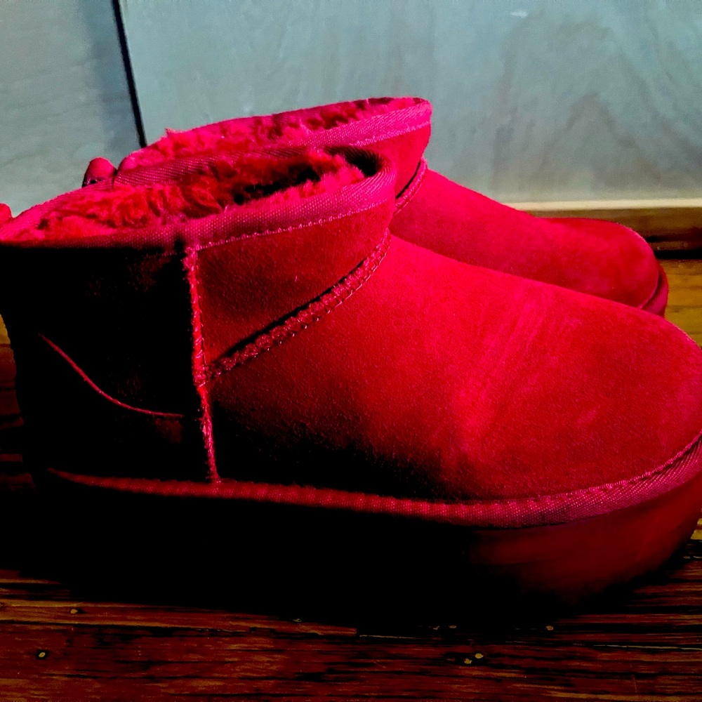 Classic Ugg Ultra Mini Platform boots in red